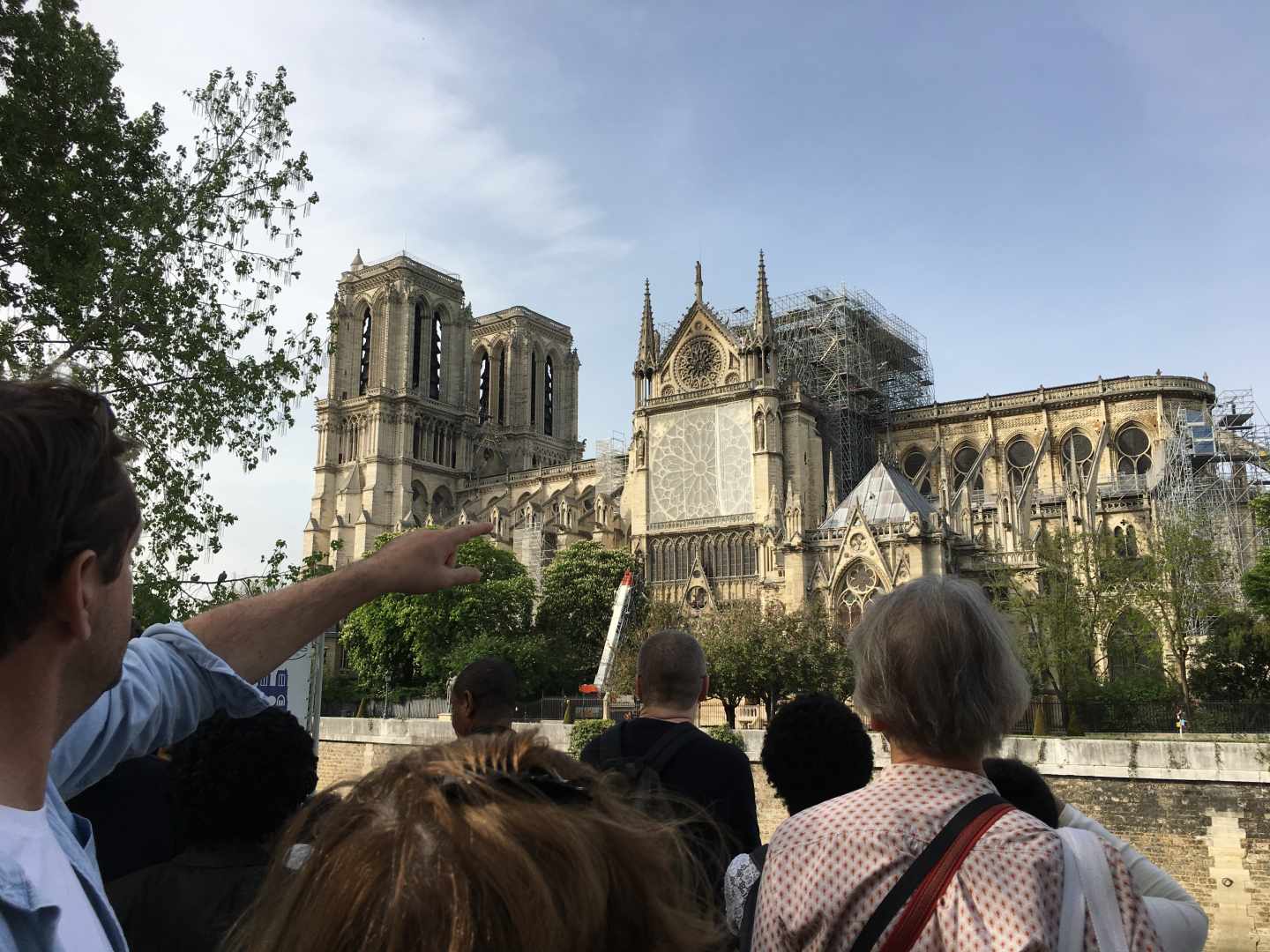 Los turistas se agolpan en el exterior de Notre-Dame para ver el efecto del incendio.