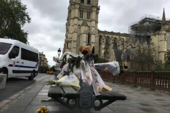 Flores en el exterior de una Notre-Dame acordonada por la Policía francesa.