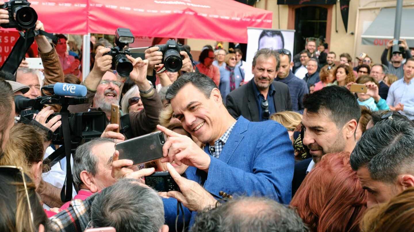 El presidente de Gobierno y candidato del PSOE a la reelección, Pedro Sánchez (c), se fotografía con simpatizantes durante el paseo electoral que ha efectuado hoy por las calles de Ibiza