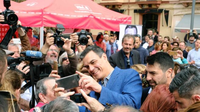 El presidente de Gobierno y candidato del PSOE a la reelección, Pedro Sánchez (c), se fotografía con simpatizantes durante el paseo electoral que ha efectuado hoy por las calles de Ibiza