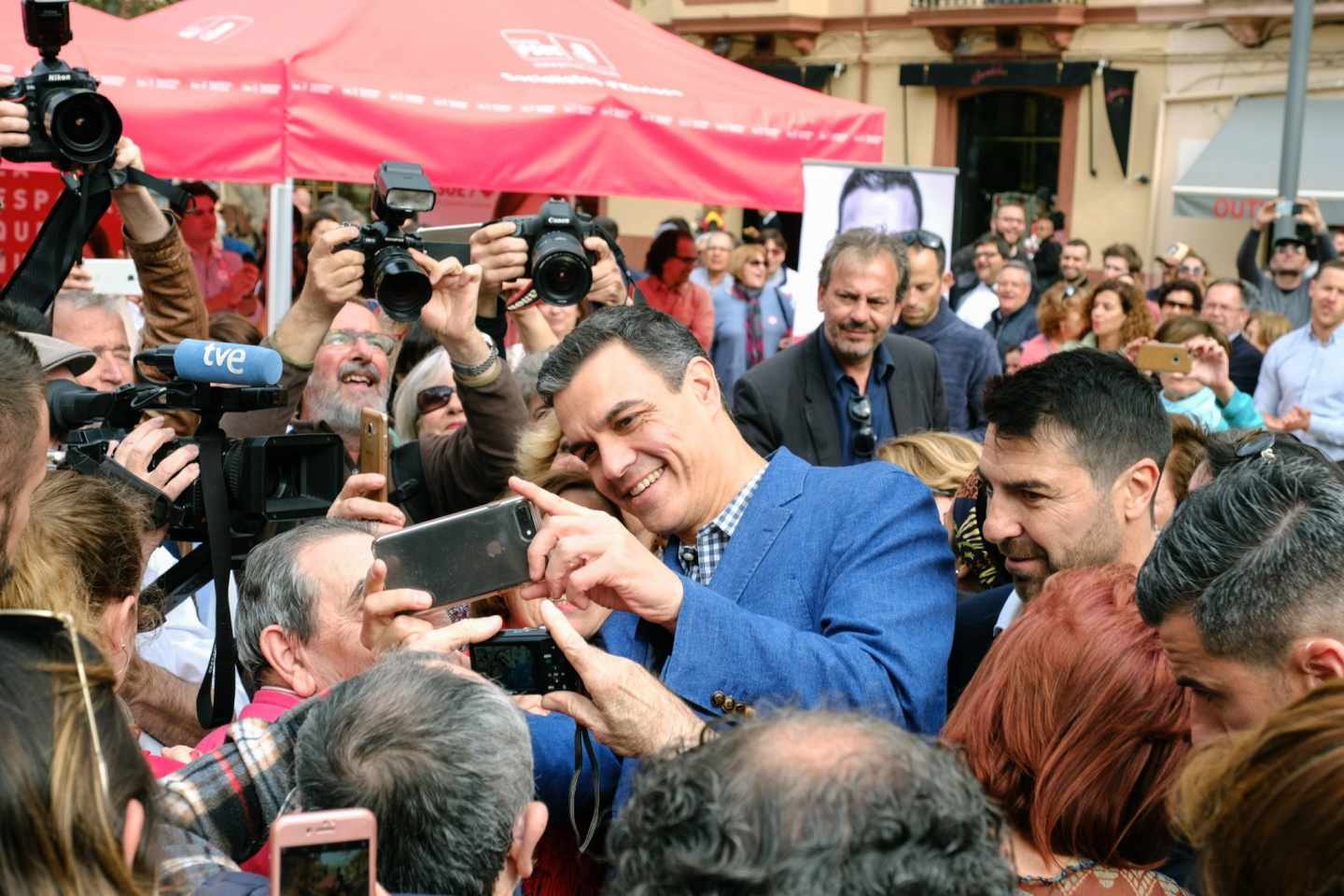 El presidente de Gobierno y candidato del PSOE a la reelección, Pedro Sánchez (c), se fotografía con simpatizantes durante el paseo electoral que ha efectuado hoy por las calles de Ibiza