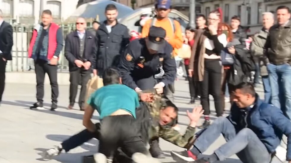 Un momento captado de la pelea en la Puerta del Sol, en Madrid.