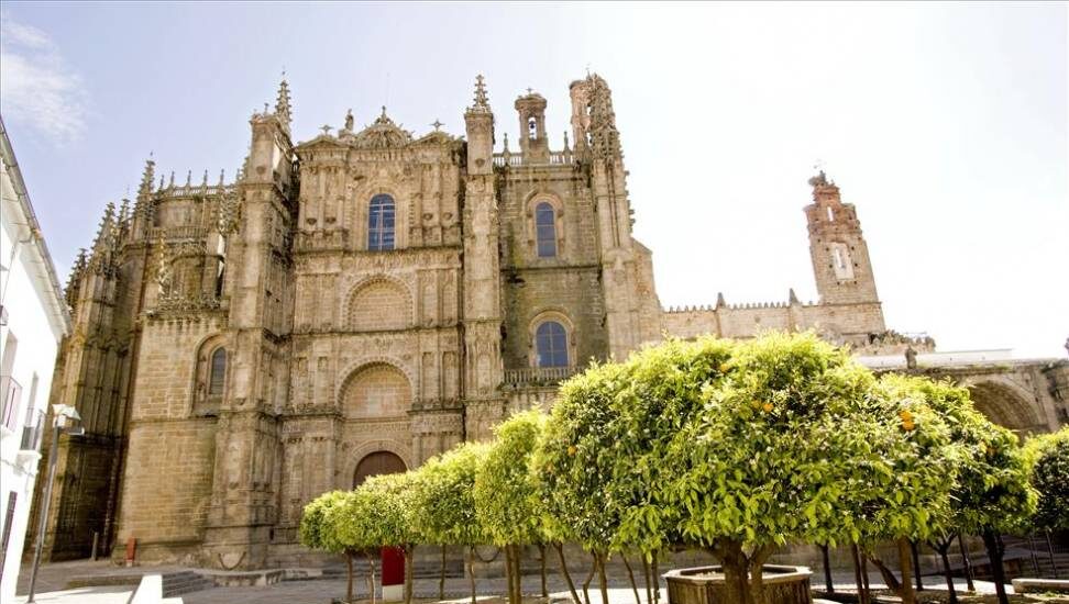 Fachada de la catedral de Plasencia.