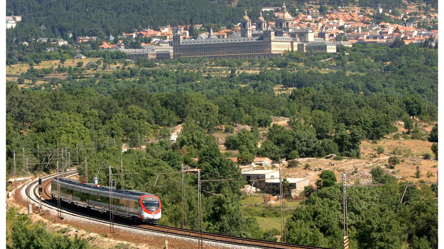 Tren de la red de Cercanías próximo al Monasterio de El Escorial, en Madrid.