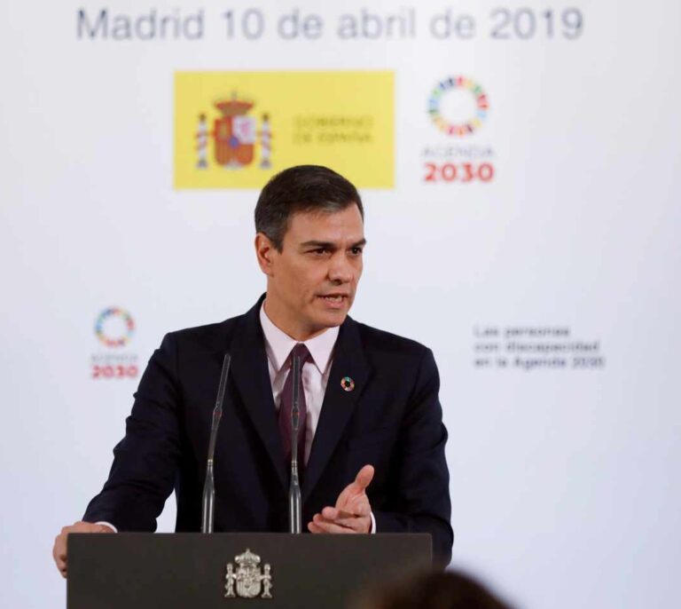 Sánchez dice que los soberanistas "engañan a los catalanes" pero se abre a pactar con ellos