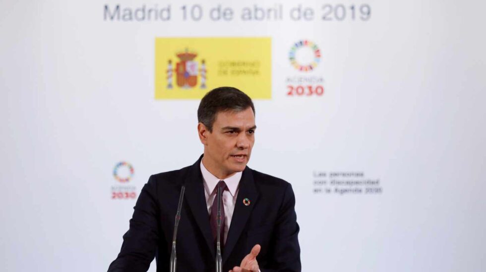 El presidente del Gobierno, Pedro Sánchez, durante la presentación del acto “Las personas con discapacidad en la Agenda 2030”, en el palacio de La Moncloa, junto a la ministra de Sanidad, Consumo y Bienestar Social, María Luisa Carcedo