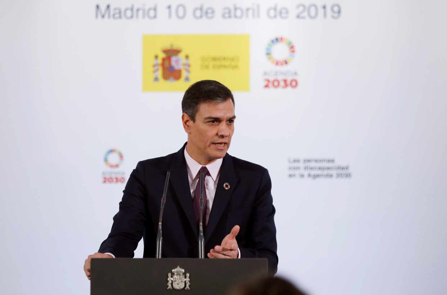 El presidente del Gobierno, Pedro Sánchez, durante la presentación del acto “Las personas con discapacidad en la Agenda 2030”, en el palacio de La Moncloa, junto a la ministra de Sanidad, Consumo y Bienestar Social, María Luisa Carcedo