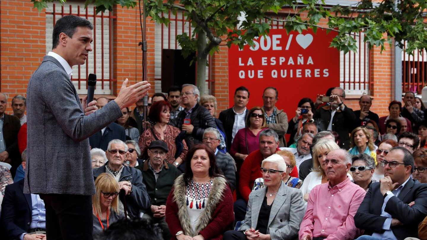 El presidente del Gobierno y candidato del PSOE para las elecciones del 28 de abril, Pedro Sánchez, pronuncia su discurso durante un acto de campaña electoral este lunes en Madrid.