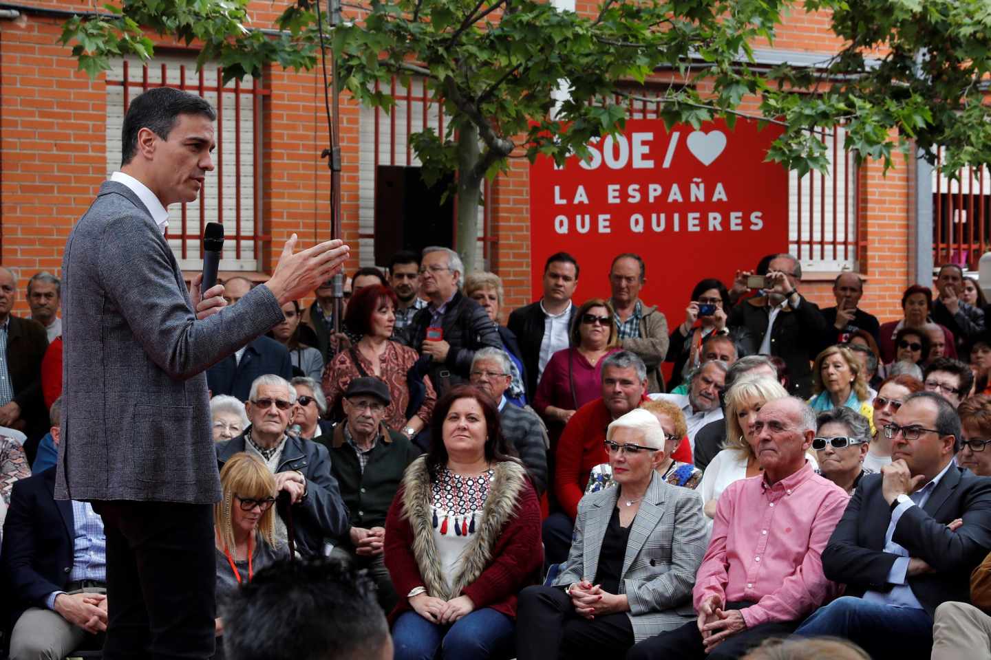 El presidente del Gobierno y candidato del PSOE para las elecciones del 28 de abril, Pedro Sánchez, pronuncia su discurso durante un acto de campaña electoral este lunes en Madrid.