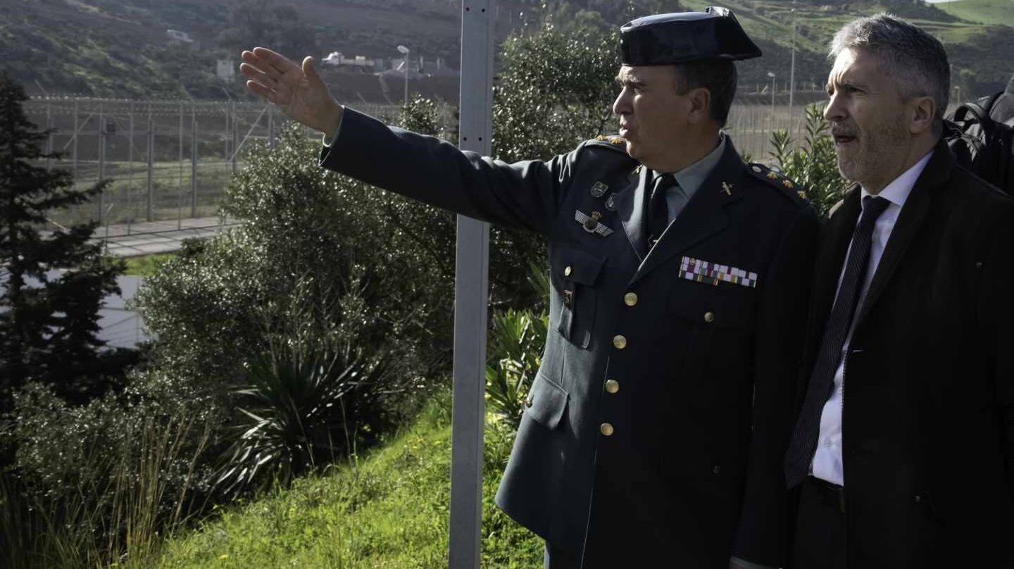 El ministro Grande-Marlasla recibe las explicaciones de un teniente coronel de la Guardia Civil el pasado 23 de febrero durante su visita a la frontera de El Tarajal (Ceuta).