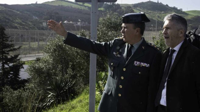 El ministro Grande-Marlasla recibe las explicaciones de un teniente coronel de la Guardia Civil el pasado 23 de febrero durante su visita a la frontera de El Tarajal (Ceuta).