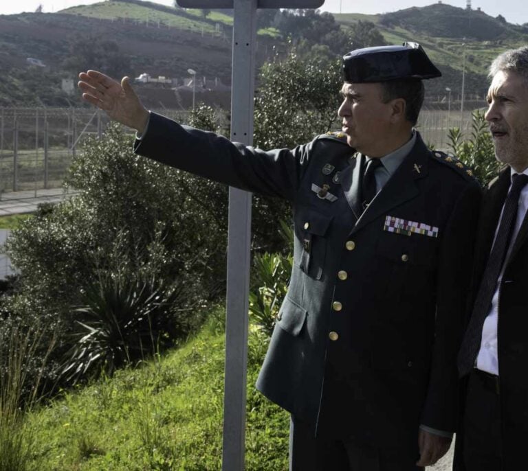 Grande-Marlaska incumple su promesa de retirar las concertinas a 18 días del 28-A