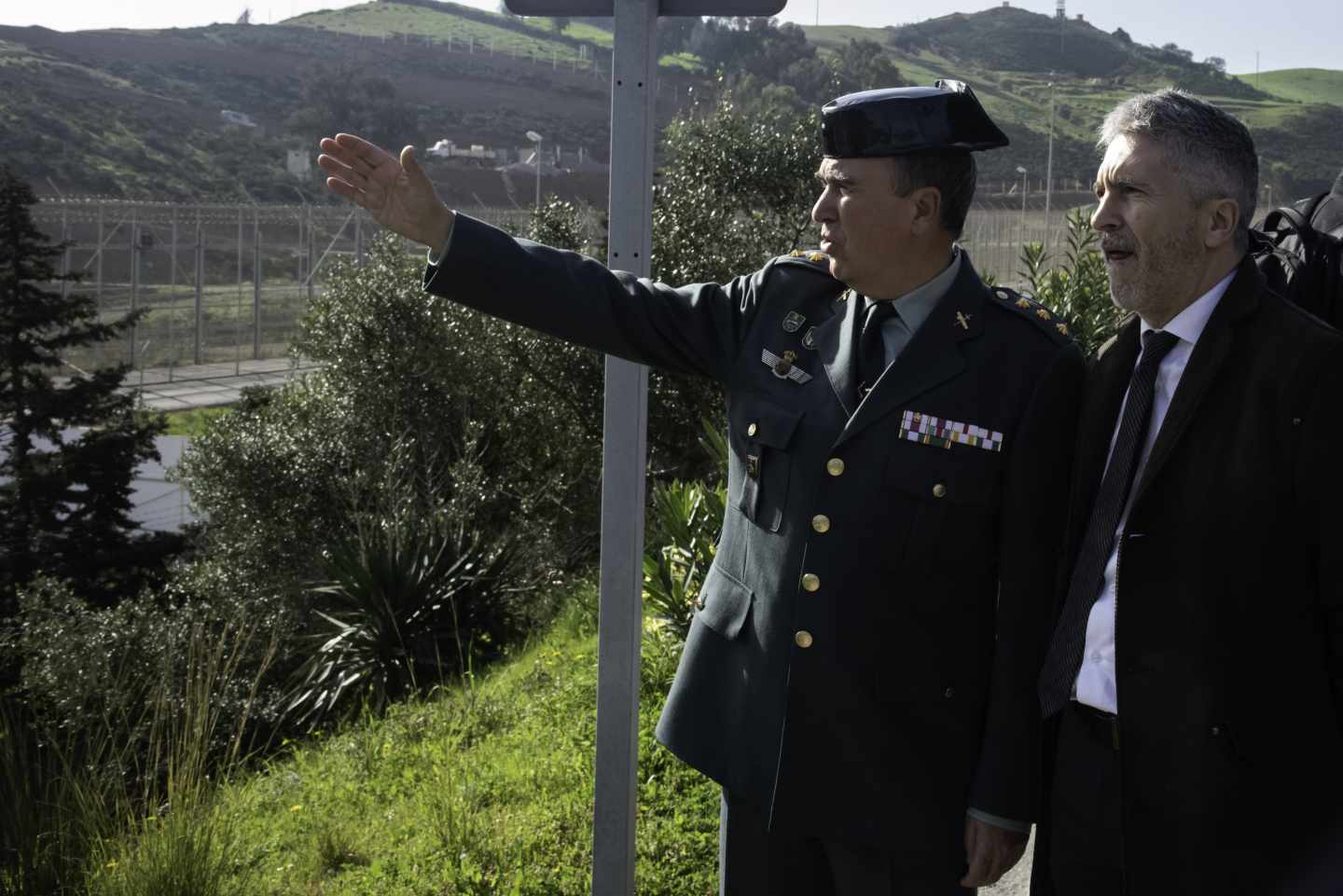 El ministro Grande-Marlasla recibe las explicaciones de un teniente coronel de la Guardia Civil el pasado 23 de febrero durante su visita a la frontera de El Tarajal (Ceuta).