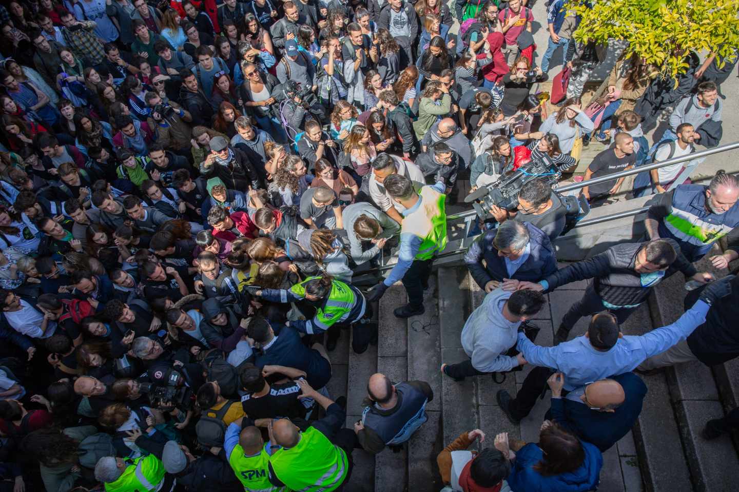 Escrache a Cayetana Álvarez de Toledo en un acto en la Autónoma de Barcelona