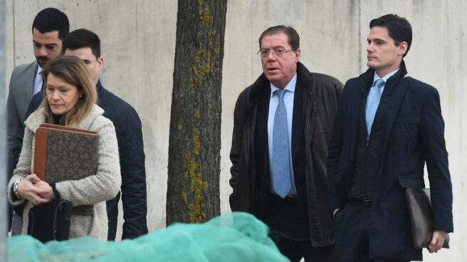 Domingo Parra, segundo por la derecha, entrando a la Audiencia Nacional.