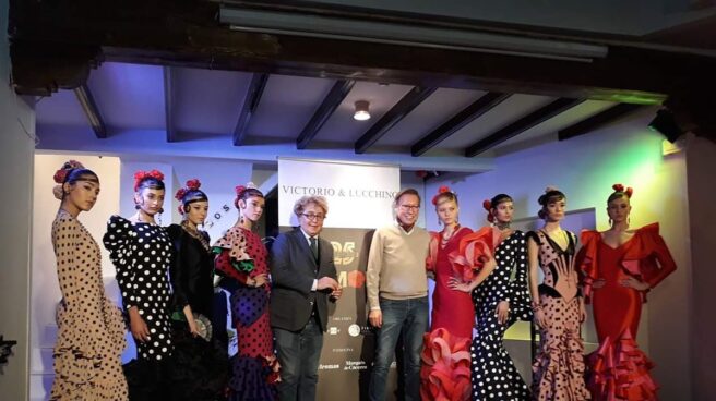 Los diseñadores Victorio y Lucchino, presentando su última colección de trajes de flamenca.