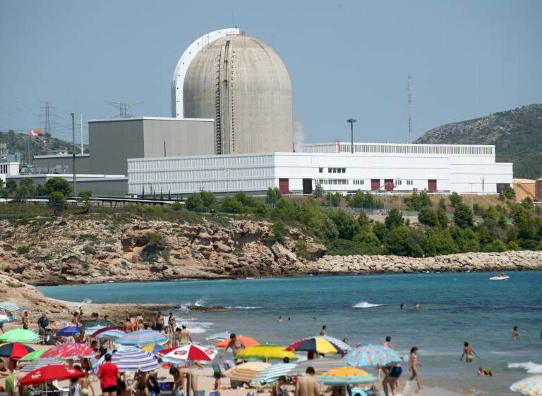 El Gobierno ignora las críticas de Podemos y amplía la vida de dos centrales nucleares