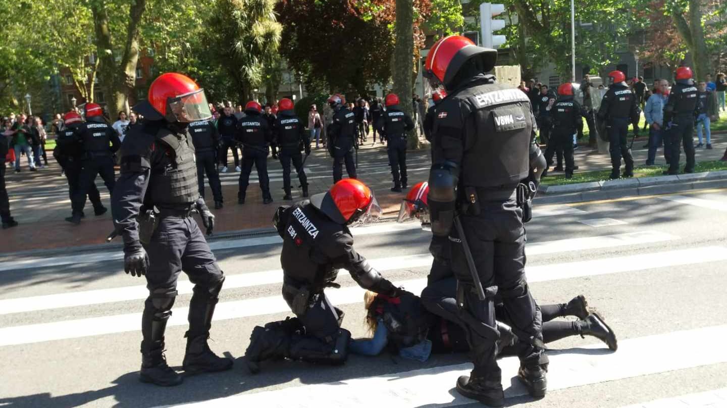 La Ertzaintza detiene a una joven en Bilbao durante las protestas contra el mitin de Vox.