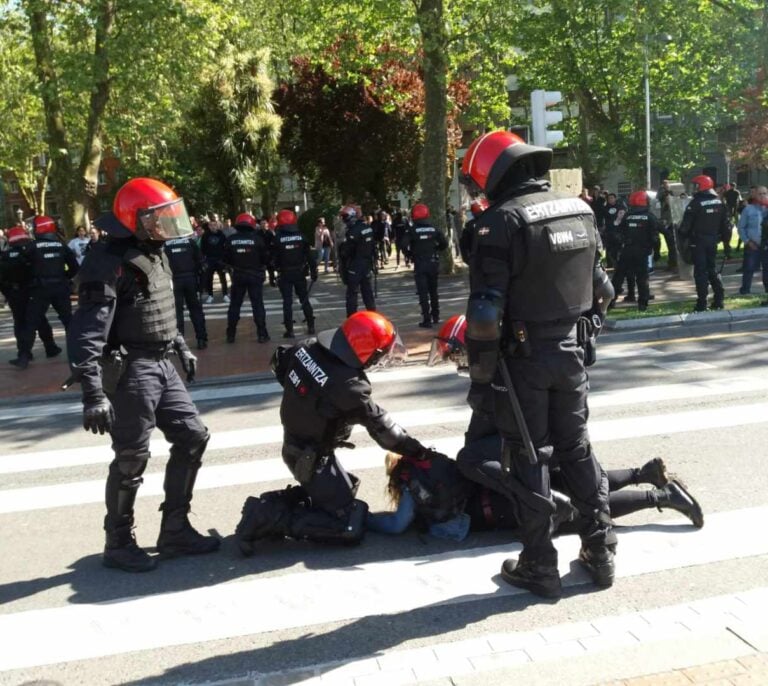 Batalla campal en Bilbao a las puertas del mitin de Vox