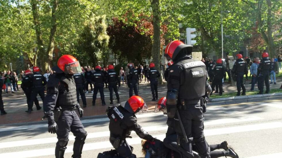 La Ertzaintza detiene a una joven en Bilbao durante las protestas contra el mitin de Vox.