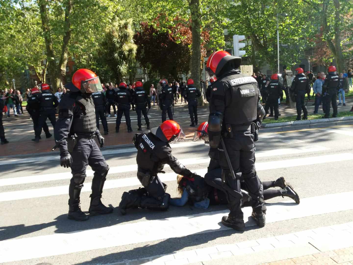 La Ertzaintza detiene a una joven en Bilbao durante las protestas contra el mitin de Vox.