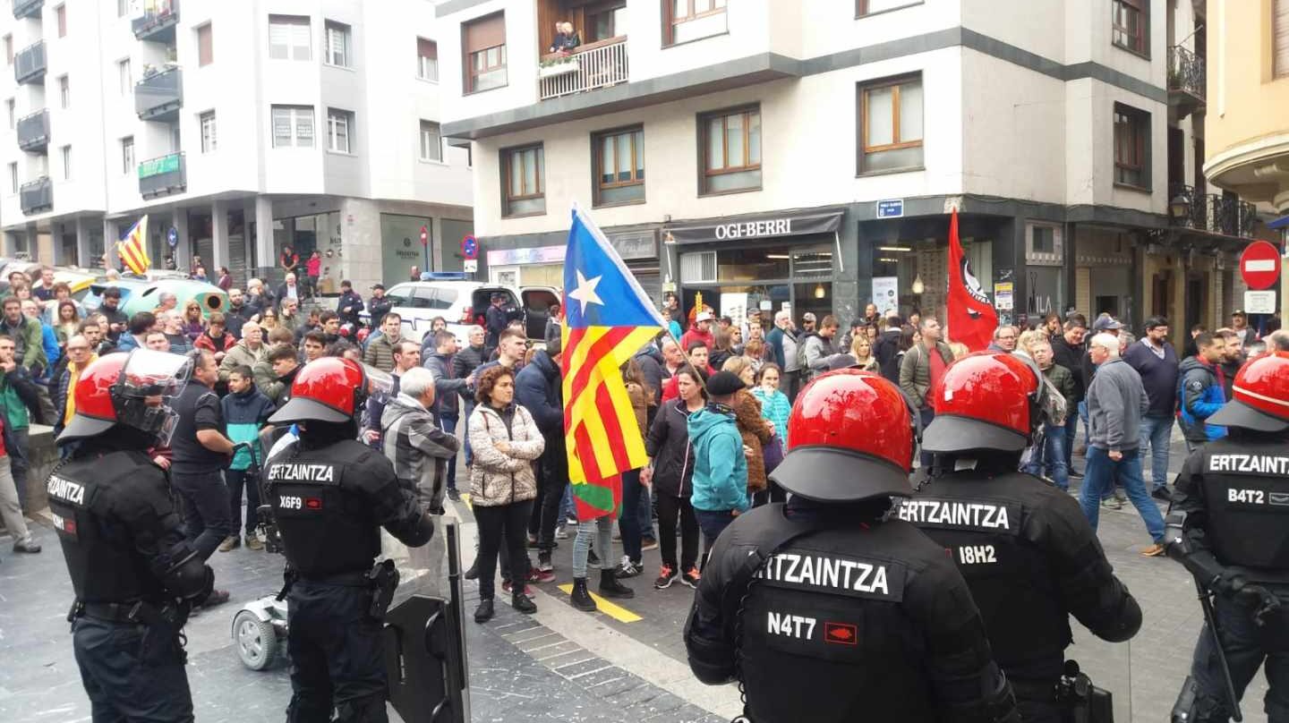 Protestas en Rentería ante la llegada del líder de Ciudadanos, Albert Rivera.