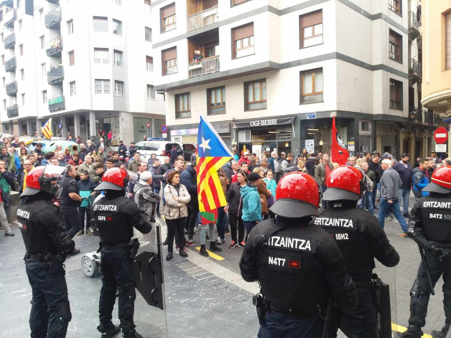 Protestas en Rentería ante la llegada del líder de Ciudadanos, Albert Rivera.