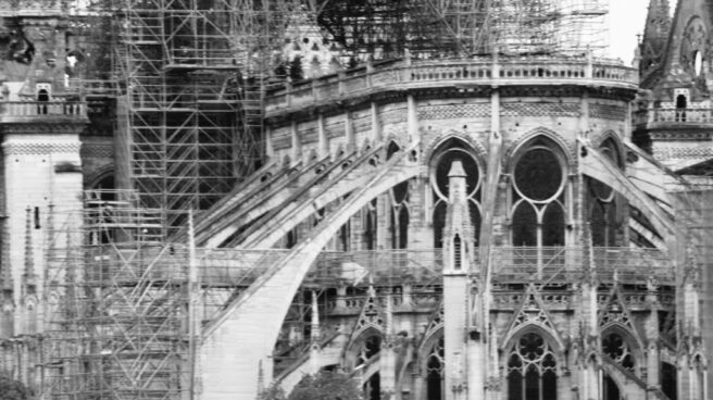 Las conspiraciones de Notre Dame entran en campaña