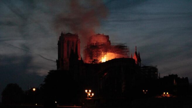 La catedral de Notre-Dame durante el incendio del lunes.