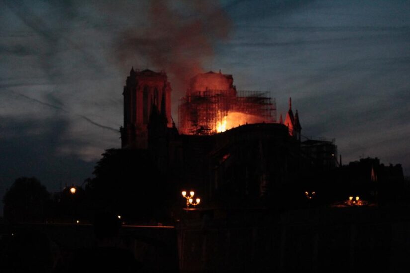 La catedral de Notre-Dame durante el incendio del lunes.