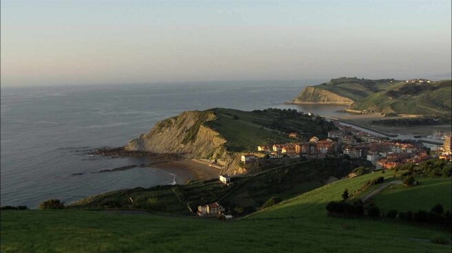 Rescatada en helicóptero una familia al quedar atrapada por la marea en Zumaia