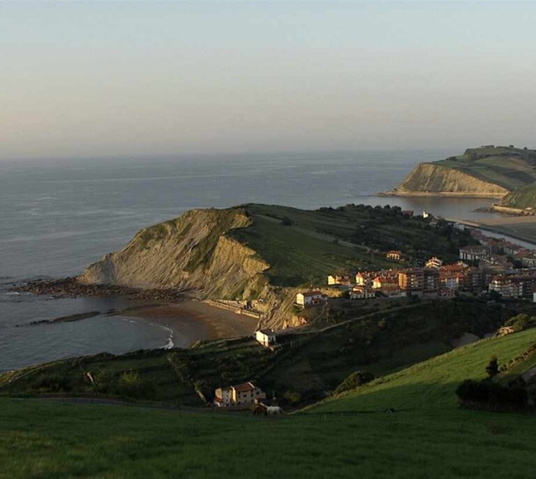 Rescatada en helicóptero una familia al quedar atrapada por la marea en Zumaia