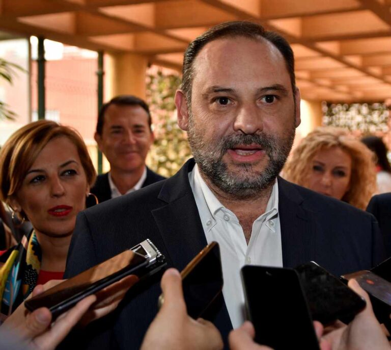 El PSOE se enroca en la mentira de Sánchez sobre la 'carta fake' de la Junta de Andalucía