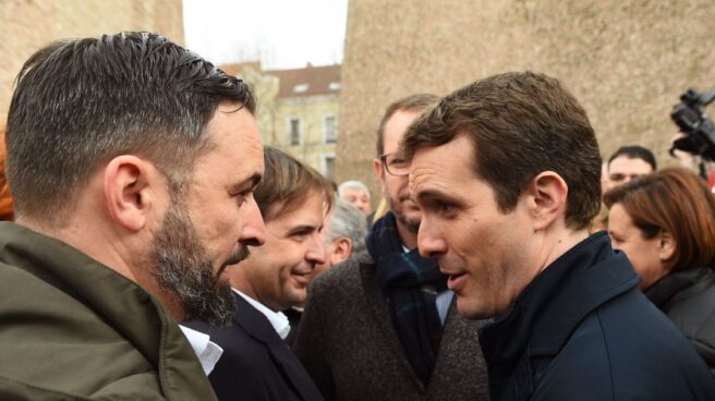 Fotografía de archivo. Pablo Casado y Santiago Abascal conversan en los actos del 10 de febrero de 2019 en la Plaza de Colón. Fotografía de archivo. Pablo Casado y Santiago Abascal conversan en los actos del 10 de febrero de 2019 en la Plaza de Colón.