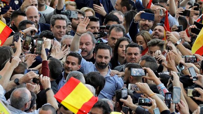 Santiago Abascal, en Valencia, rodeado de seguidores.