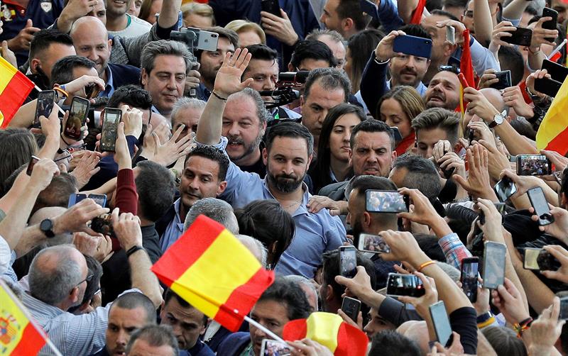 Santiago Abascal, en Valencia, rodeado de seguidores.