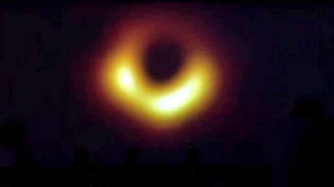 La primera 'foto' de un agujero negro hace brillar a Einstein