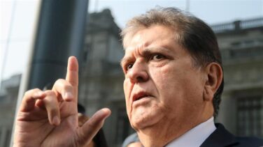 Muere el expresidente peruano Alan García tras dispararse en el cuello cuando iba a ser detenido