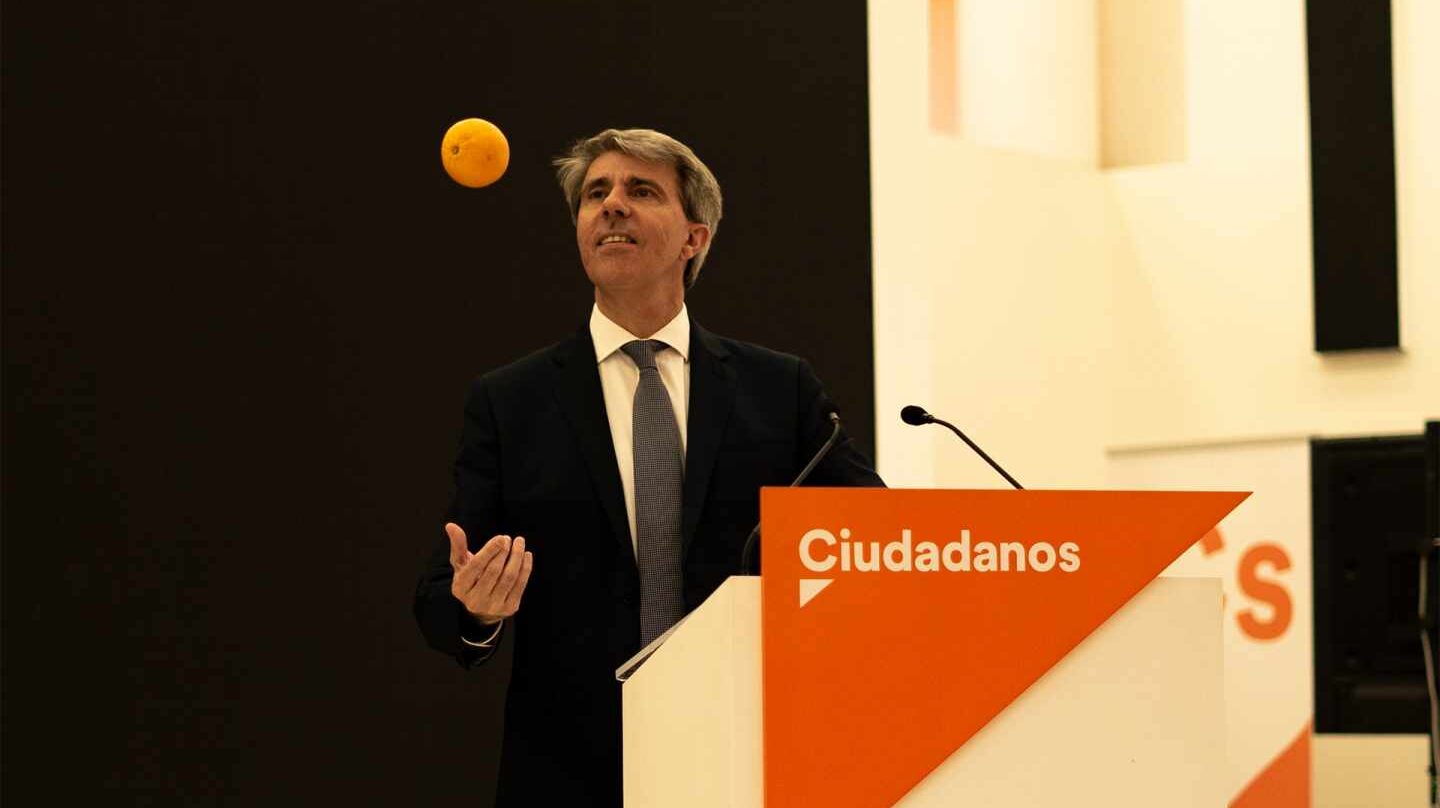 El expresidente de Madrid, Ángel Garrido, juega con una naranja en la sede de Ciudadanos