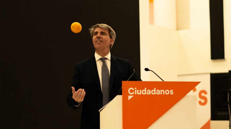 El expresidente de Madrid, Ángel Garrido, juega con una naranja en la sede de Ciudadanos