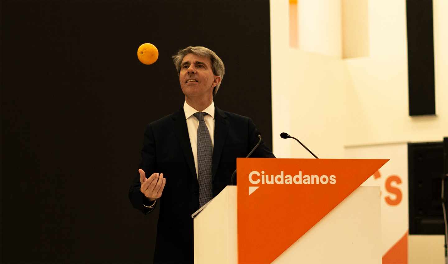 El expresidente de Madrid, Ángel Garrido, juega con una naranja en la sede de Ciudadanos