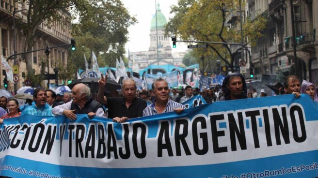 Las tensión del mercado se desborda en Argentina: el peso y la deuda se desploman.