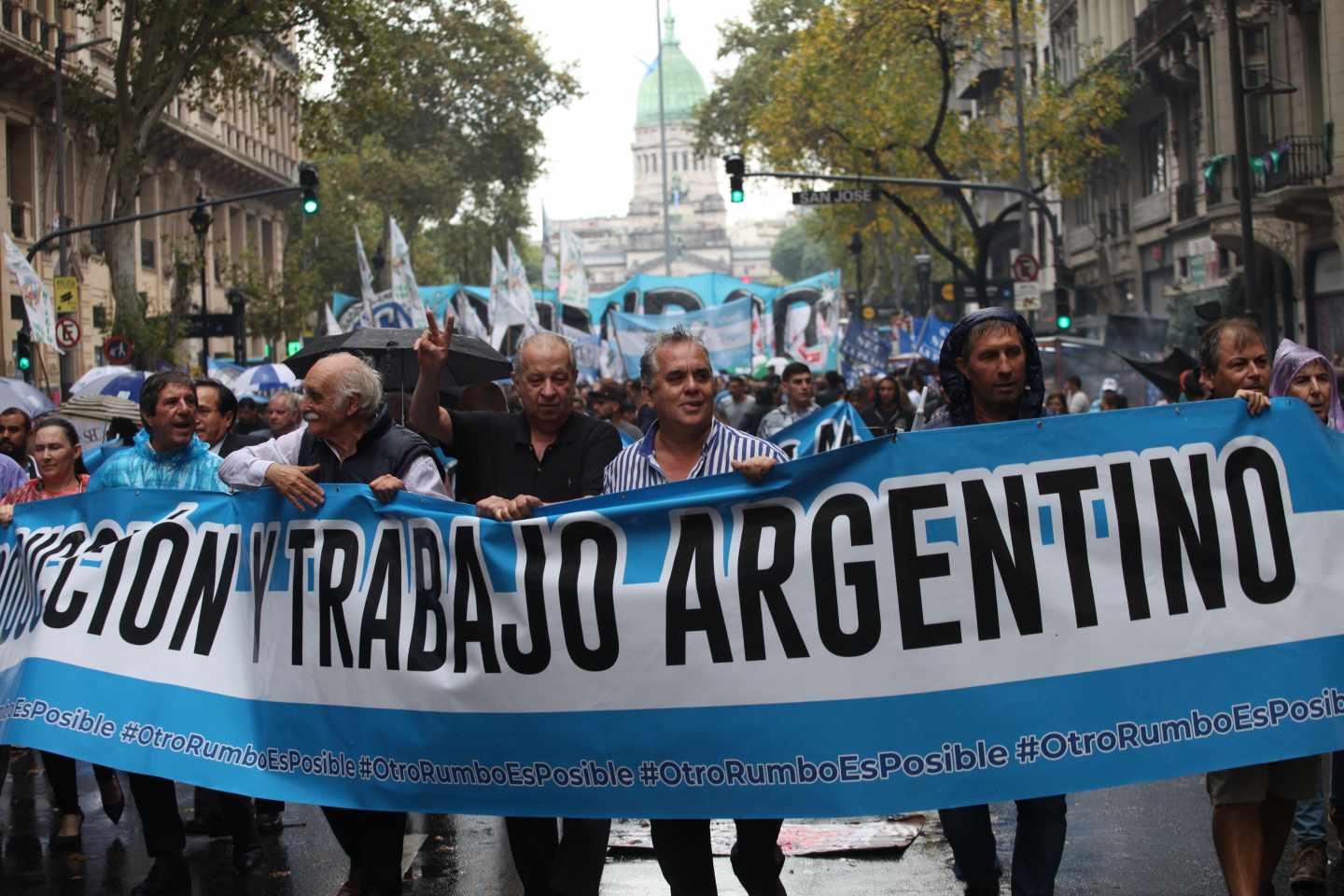 Las tensión del mercado se desborda en Argentina: el peso y la deuda se desploman.