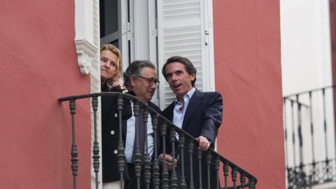 Aznar acude a ver la procesión denunciada porque la Virgen luce un fajín de Franco
