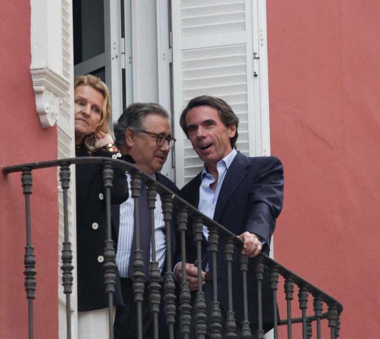 Aznar acude a ver la procesión denunciada porque la Virgen luce un fajín de Franco