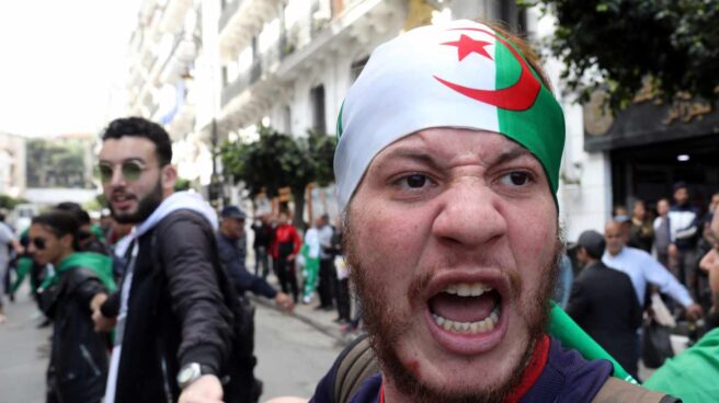 Un estudiante, durante las protestas en Argelia contra Bouteflika.