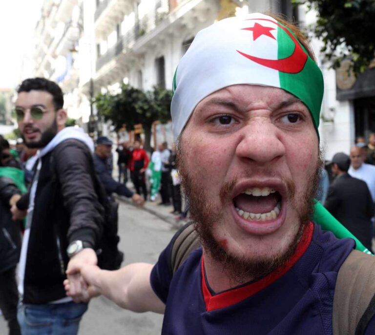 Bouteflika dimite como presidente de Argelia tras el rechazo del Ejército