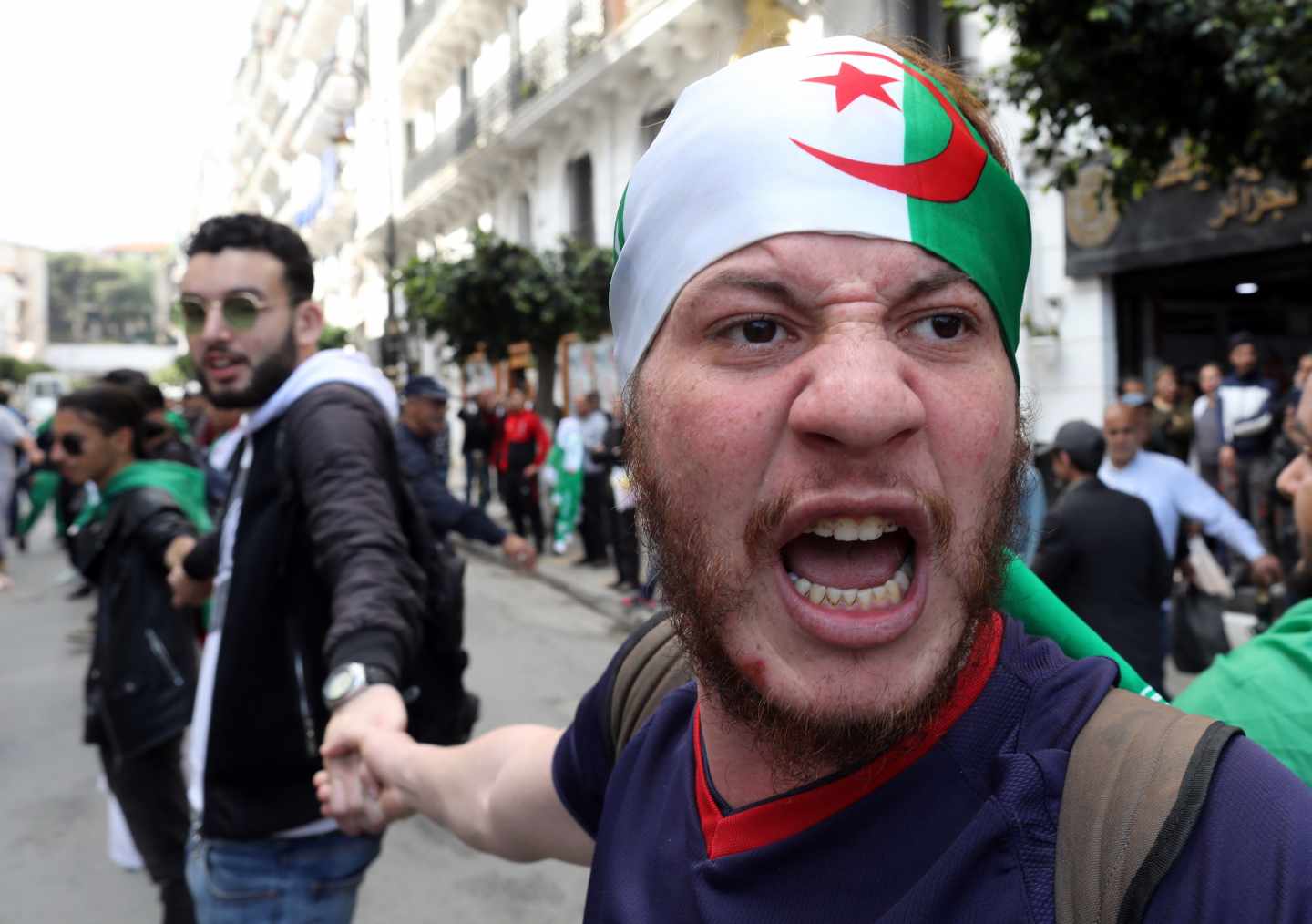 Un estudiante, durante las protestas en Argelia contra Bouteflika.