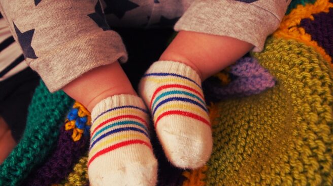 Un estudio dice que nueve de cada 10 calcetines de bebés contienen restos de dos tóxicos perjudiciales para la salud.