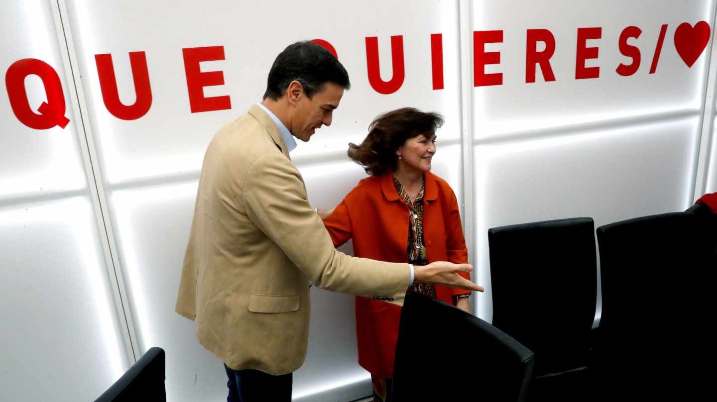 Pedro Sánchez, junto Carmen Calvo.